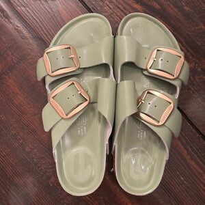 Light Green sandals with gold buckles (Project Cloud, 8.5)